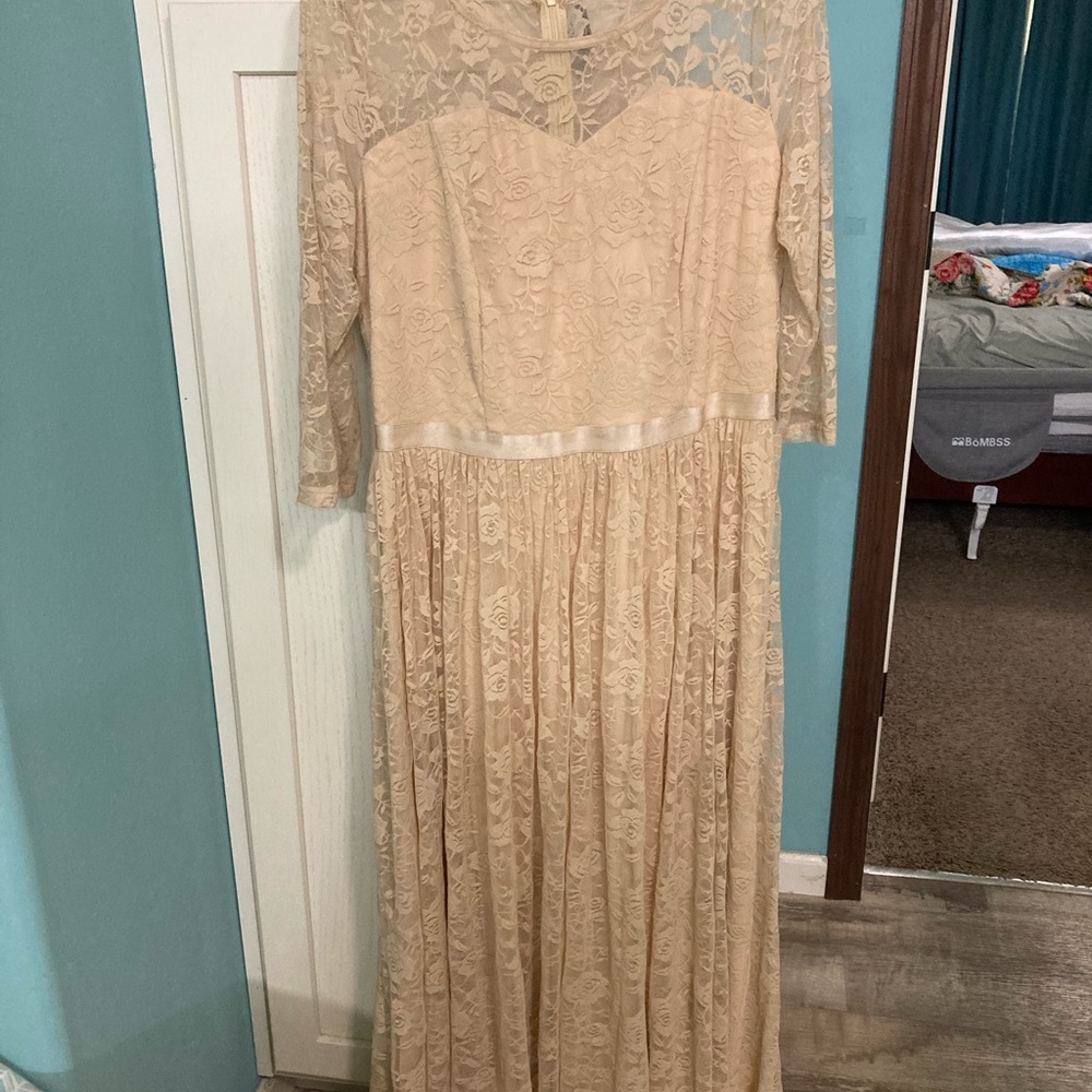 Elegant Lace 3/4 Bridesmaids Dress in Champagne